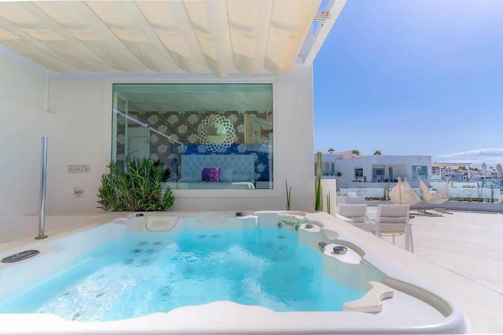 Suite Lanis 2 dormitorios con bañera de hidromasaje y vistas al mar — Lani's Suites de Luxe - Adults Only