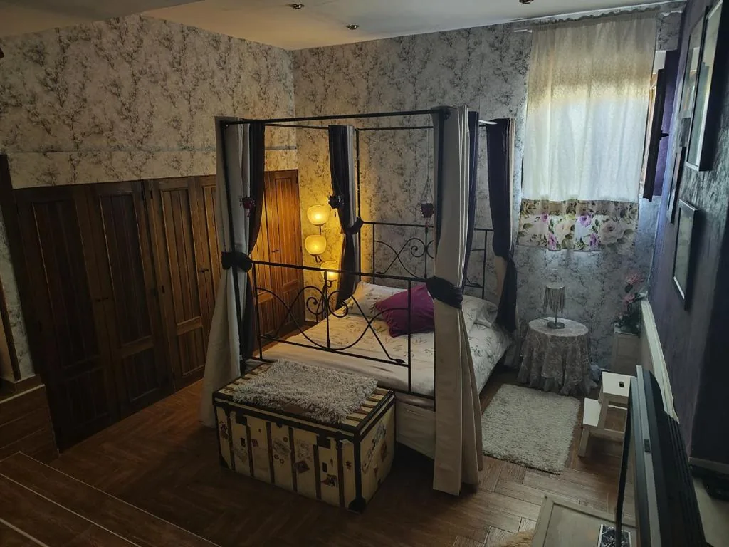 Doppelzimmer mit eigenem Bad — Lantica roccia