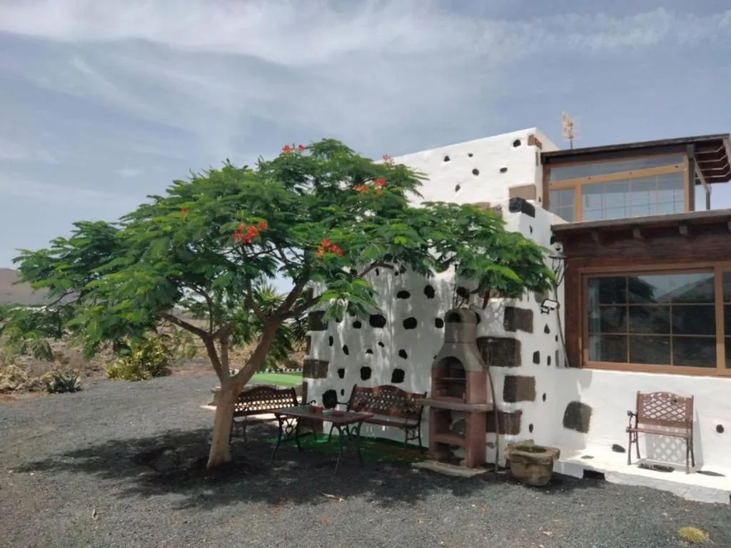 Villa de 3 dormitorios — LANZAROTE Casa Volcánica-Anclada sobre la lava del volcán