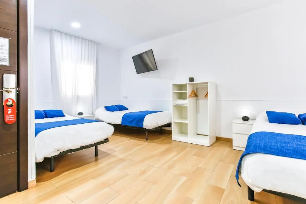 Quarto Triplo com casa de banho privativa — Laramond Barcelona Rooms by Casa Consell