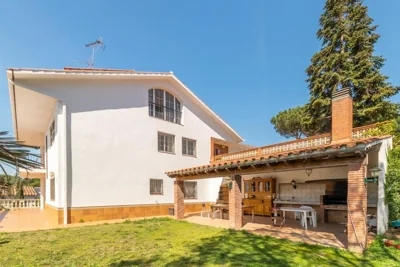 Large 4-Bed Villa 10 guests, mountain and beach, at 30' from Barcelona & 10' from F1 Circuit — photo 7