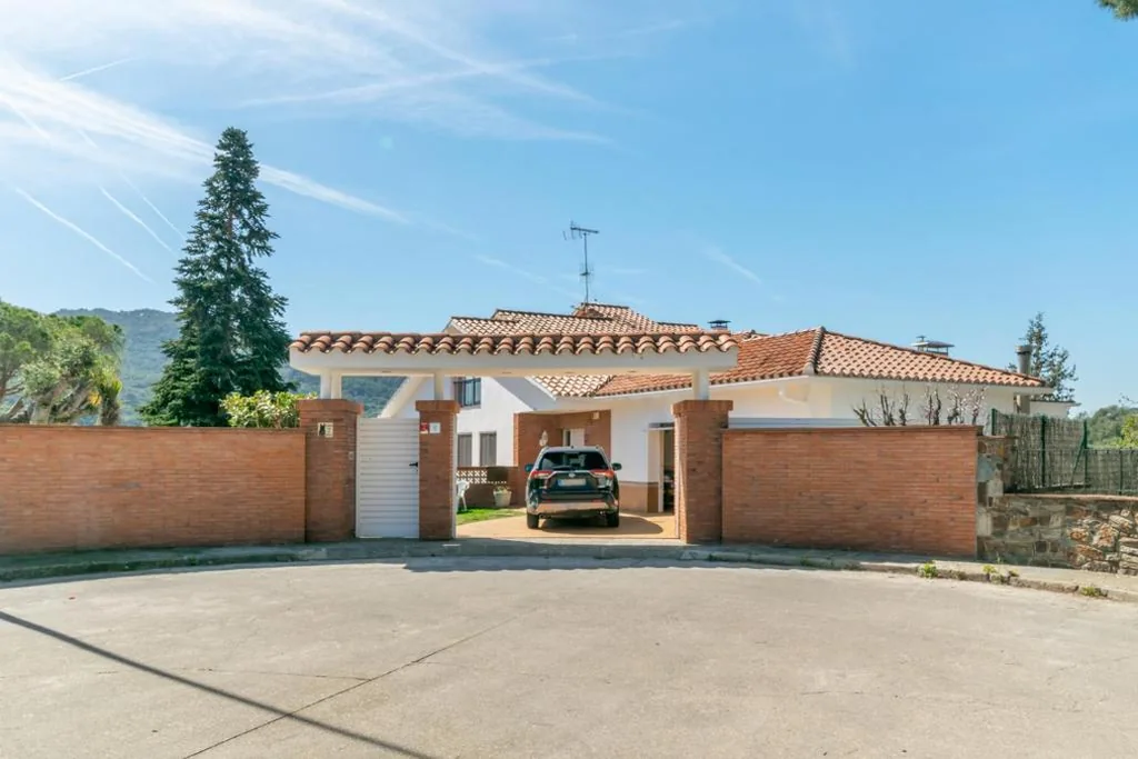 Villa — Large 4-Bed Villa 10 guests, mountain and beach, at 30' from Barcelona & 10' from F1 Circuit