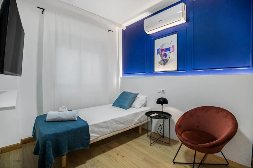 共用バスルーム付きシングルルーム — Large Attic Las Canteras Rooms - Only adults