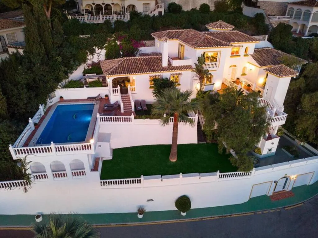 Villa 6 chambres — Large Family Villa 500m From Beach with Stunning Views