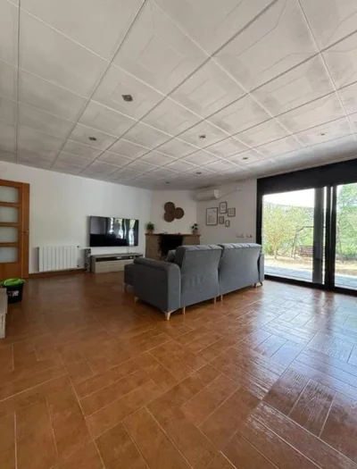 Large house surrounded by nature — foto 4