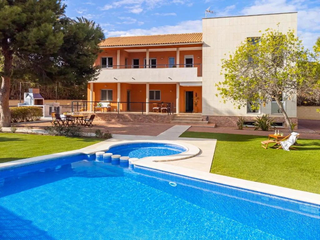 Villa con piscina privada — Large Sun Villa in Alicante with pool and BBQ