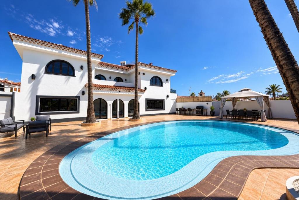 Large Villa in Maspalomas with Huge Private Pool, Jacuzzi & Gym
