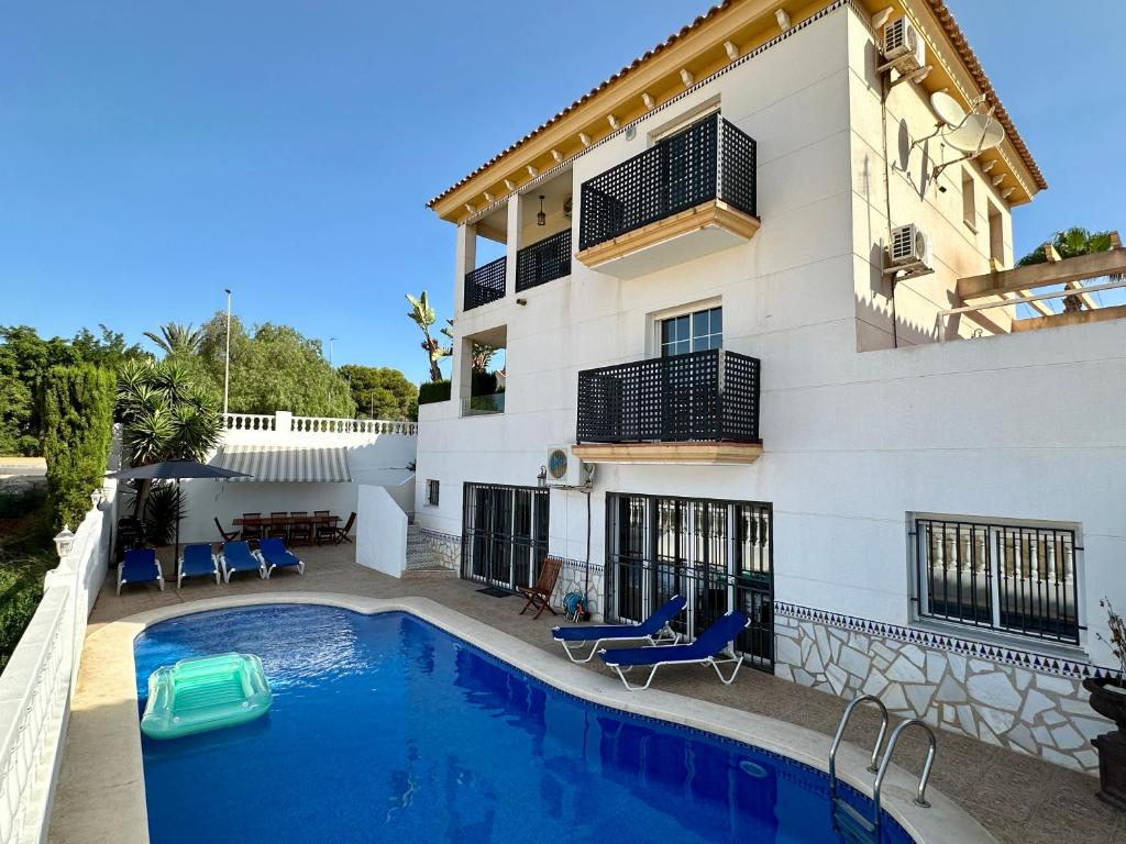 Large villa with private pool 5 min from beach, 12 guests