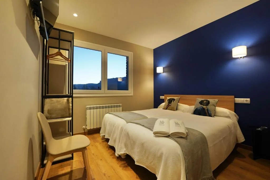 Doppelzimmer mit eigenem Bad — Larrion Hostal - Ostatua