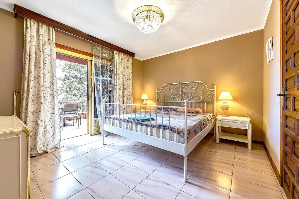 Habitación Doble con baño compartido — Las Americas Family Inn