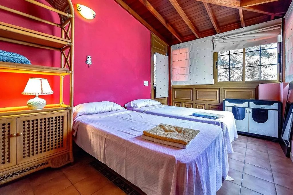 Habitación Doble Económica con baño compartido - 2 camas — Las Americas Family Inn