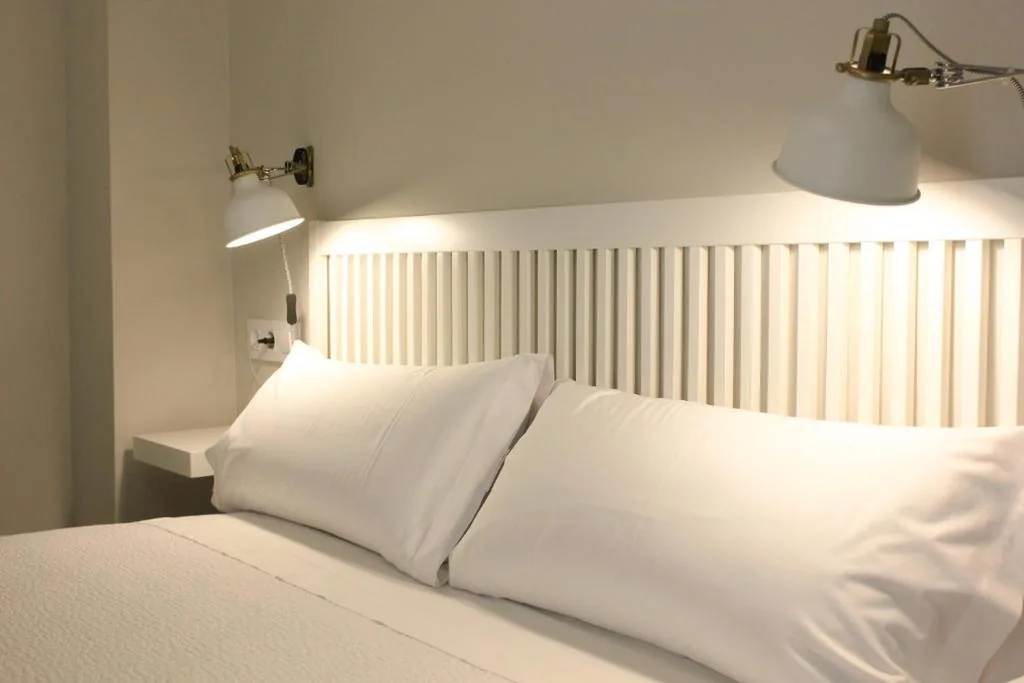 スタンダードルーム - 大型ベッド1台 — Las Atarazanas - Design Hostal