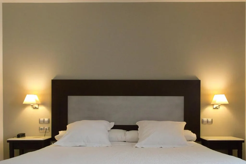 Habitación con cama extragrande y aparcamiento — Las Bóvedas