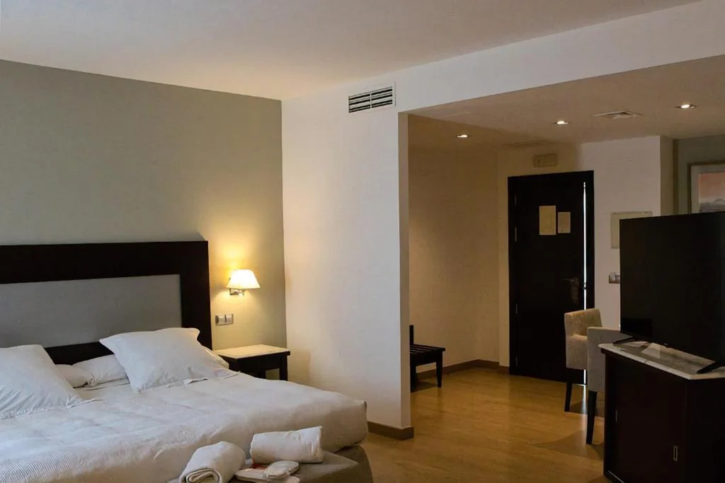 Suite con bañera de hidromasaje - Cama extragrande — Las Bóvedas