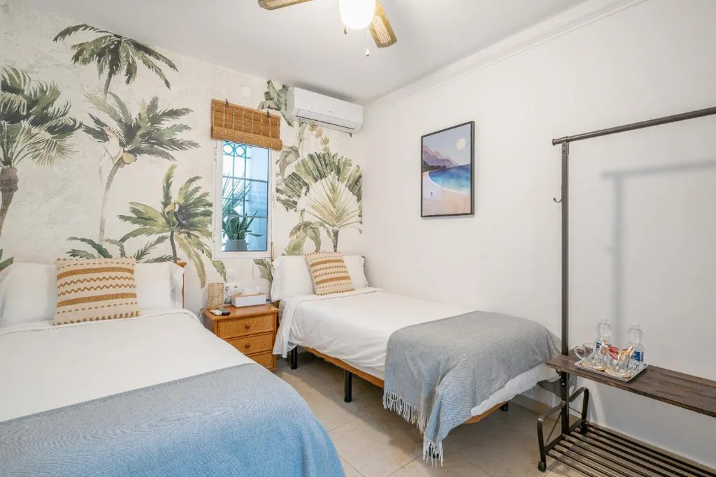 専用バスルーム付きダブルルーム・シングルベッド2台 — Las Brisas Estepona