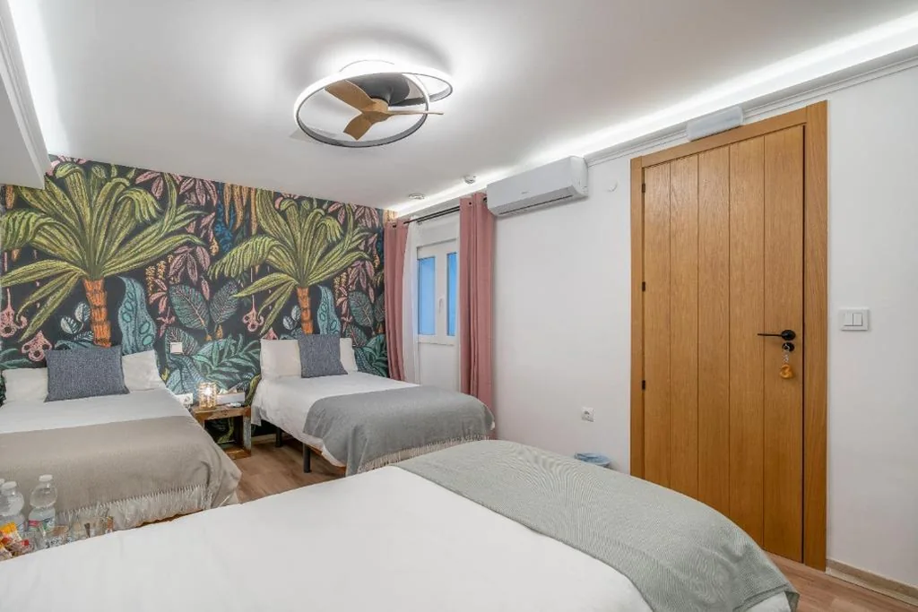 専用バスルーム付きトリプルルーム — Las Brisas Estepona