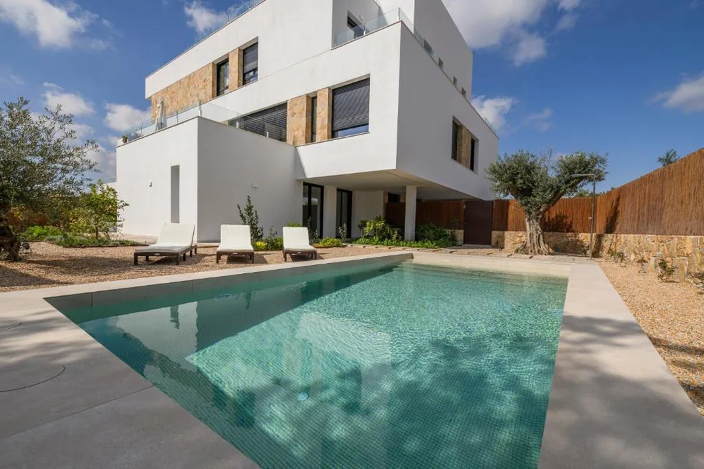 Apartamento de 3 dormitorios con piscina privada — Las Colinas Golf & Country Club Residences