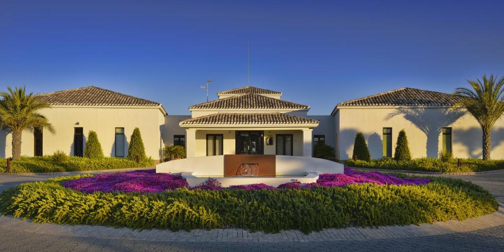Las Colinas Golf & Country Club Residences