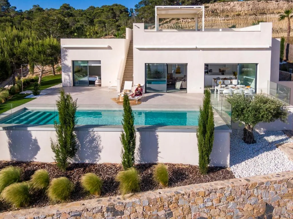 Villa con piscina privada — Las Colinas Golf & Country Club Residences