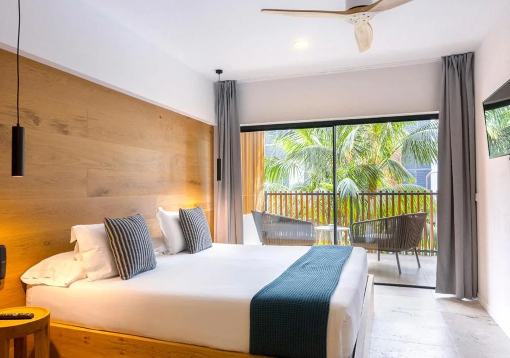 Quarto Duplo com varanda e vista para a piscina — Las Gaviotas Suites Hotel & Spa
