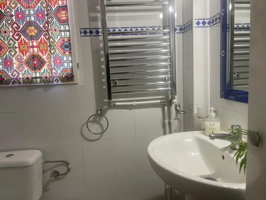 Habitación Doble - 2 camas — Las Hadas Albergue -solo para Peregrinos - Vegano -Bar
