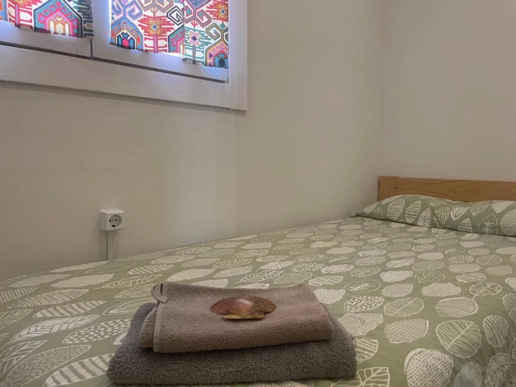 Habitación Individual con baño privado — Las Hadas Albergue -solo para Peregrinos - Vegano -Bar