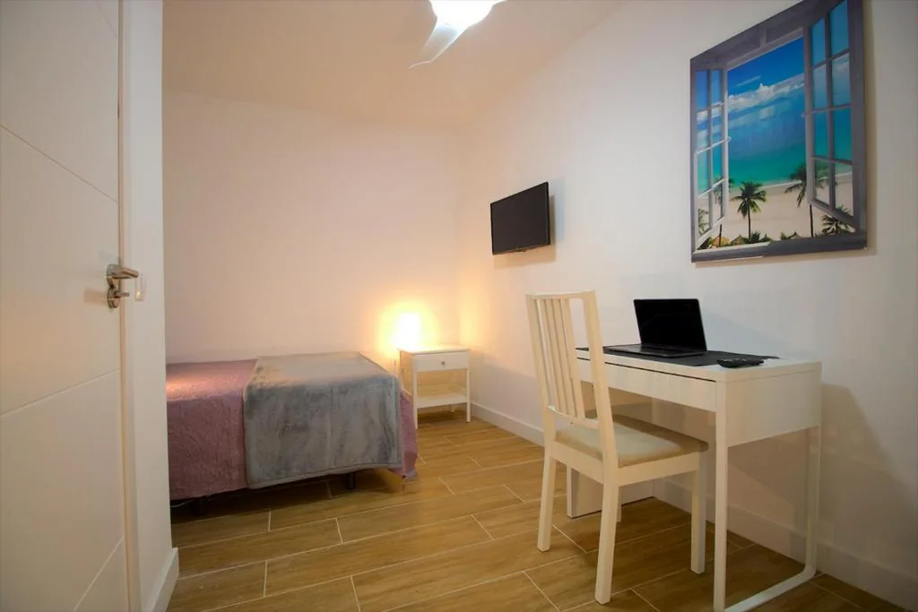 Tweepersoonskamer met Gedeelde Badkamer — Las Palmas Smart Rooms