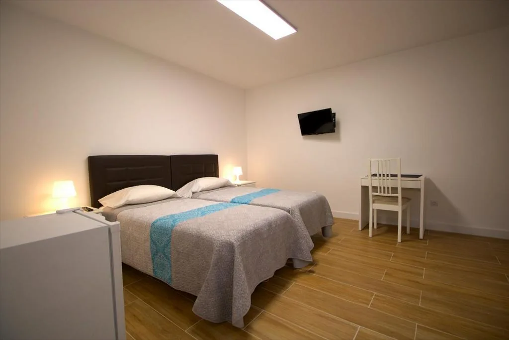 Tweepersoonskamer met Eigen Badkamer - 1 of 2 Bedden — Las Palmas Smart Rooms