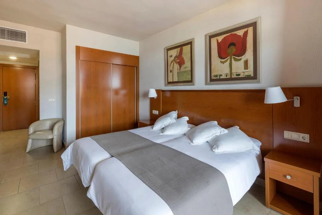 Doppelzimmer mit 2 Betten (2 Erwachsene + 2 Kinder) — Las Palmeras Affiliated by FERGUS