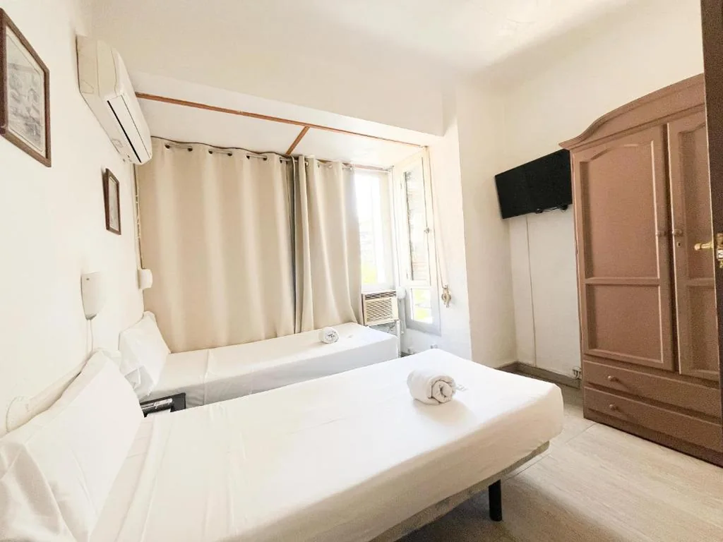 Quarto com vista para a cidade - 2 camas — LÀtic Rooms