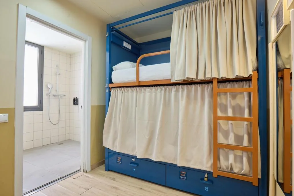 Cama en habitación compartida mixta con 4 camas y baño privado — Latroupe Poblenou Beach