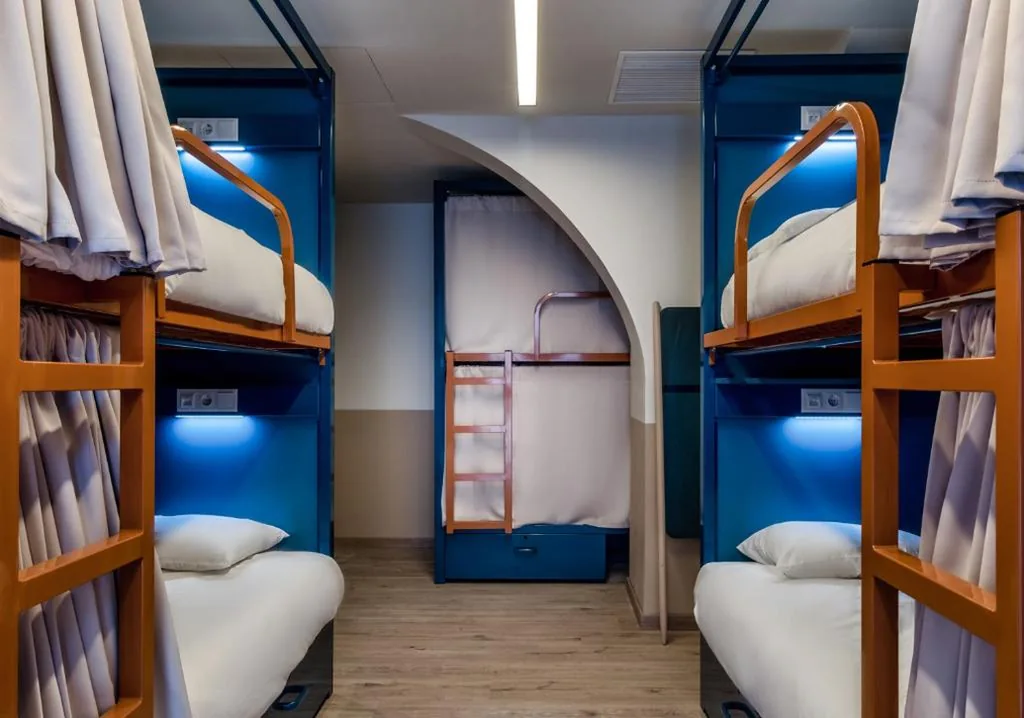Cama en habitación compartida mixta con 6-8 camas — Latroupe Poblenou Beach