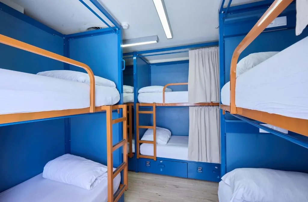 Cama en habitación compartida mixta de 10-12 camas — Latroupe Poblenou Beach