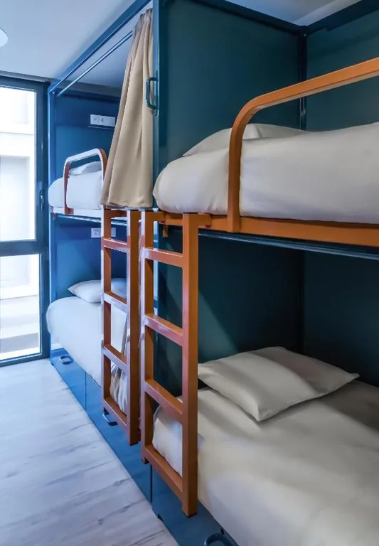 Cama en habitación compartida mixta de 5 camas — Latroupe Poblenou Beach