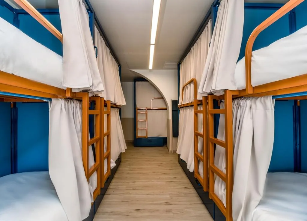Habitación compartida mixta de 10 camas — Latroupe Poblenou Beach