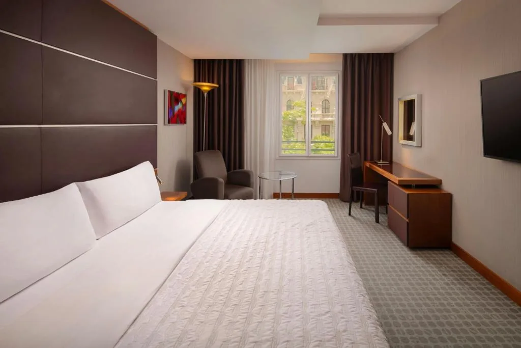 Habitación Deluxe con cama extragrande — Le Meridien Barcelona