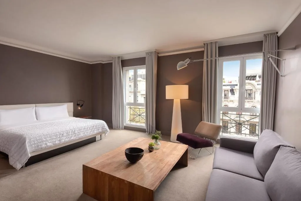 Suite Junior con cama extragrande — Le Meridien Barcelona