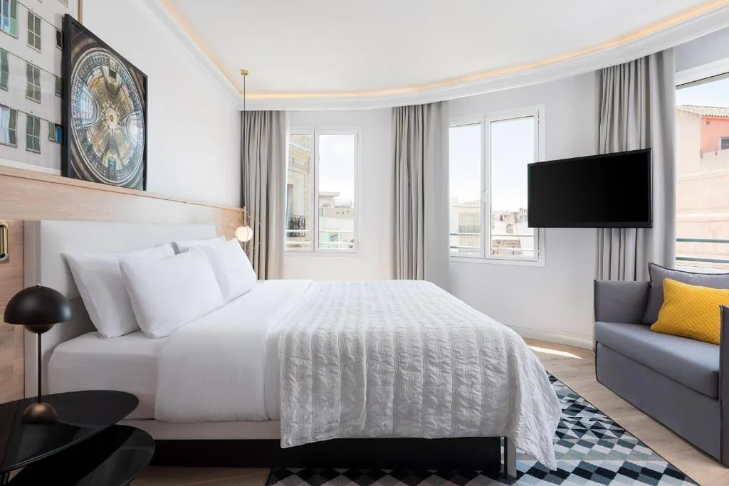 Suite Prestige con cama extragrande — Le Meridien Barcelona