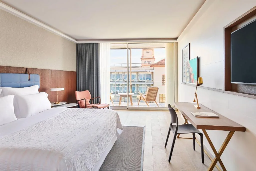 Hedendaagse superior kamer met extra groot tweepersoonsbed en gedeeltelijk uitzicht op zee — Le Meridien Ra Beach Hotel and Spa