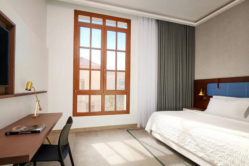 Deluxe tweepersoonskamer met groot bed en uitzicht op de tuin — Le Meridien Ra Beach Hotel and Spa