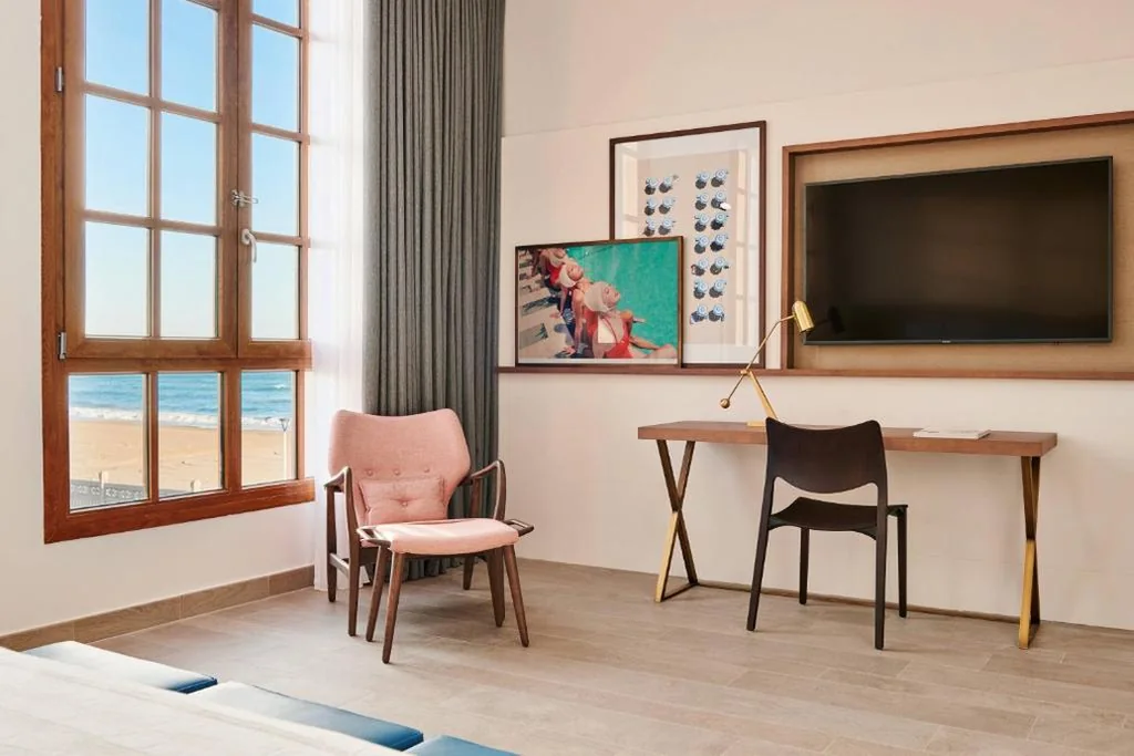 Historische superior kamer met extra groot tweepersoonsbed en gedeeltelijk uitzicht op zee — Le Meridien Ra Beach Hotel and Spa