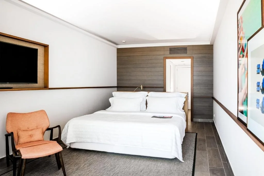 Premiumkamer met extra groot tweepersoonsbed, balkon en uitzicht op zee — Le Meridien Ra Beach Hotel and Spa