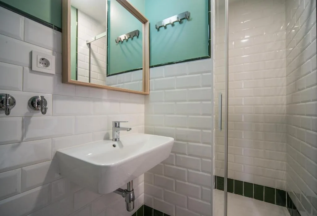 Zimmer mit großem Bett und Balkon — Le Petit Palü Sevilla
