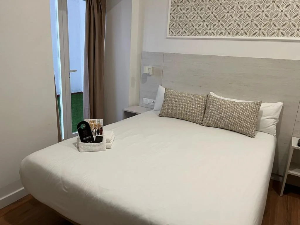 Doppelzimmer mit Patio — Le Petit Palü Sevilla