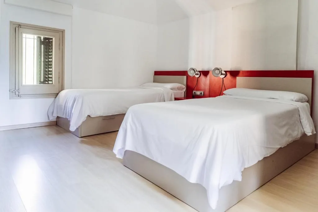 Cama Individual en habitación compartida femenina — Leevin Stay Hostel