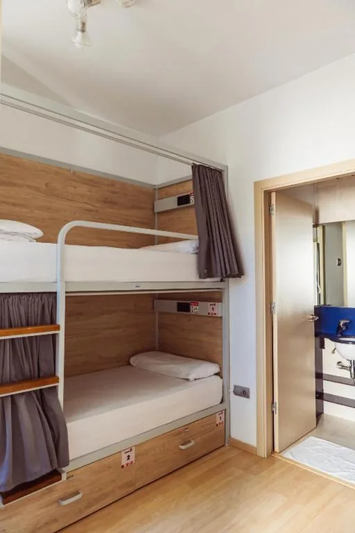 Habitación Doble con baño privado - 2 camas — Leevin Stay Hostel