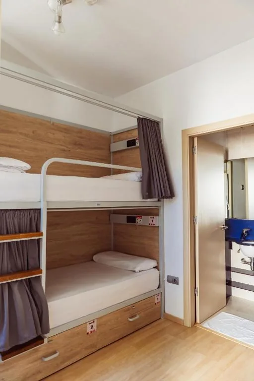 Litera en habitación compartida masculina — Leevin Stay Hostel