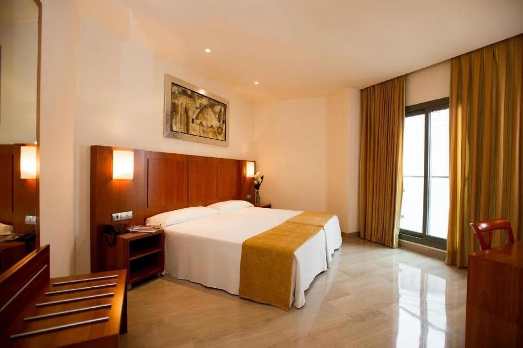 Habitación Triple — Leflet Valme