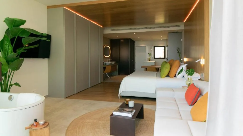 Deluxe Studio with Jacuzzi — Leiro Residences