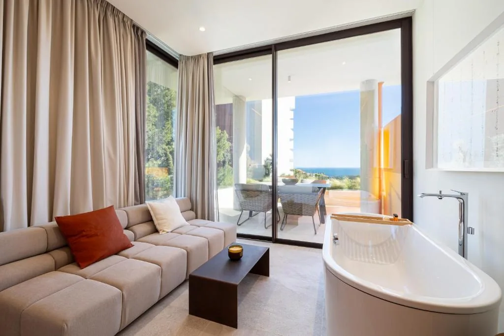 Deluxe Suite — Leiro Residences